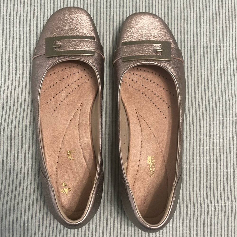 Clark’s gold tone flats size 7